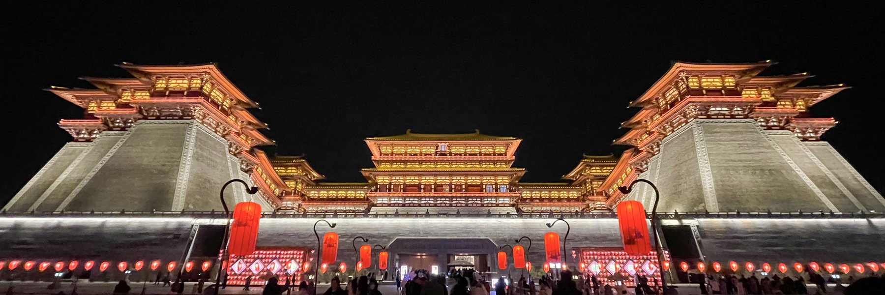 夜幕下被金色灯光照亮的洛阳应天门